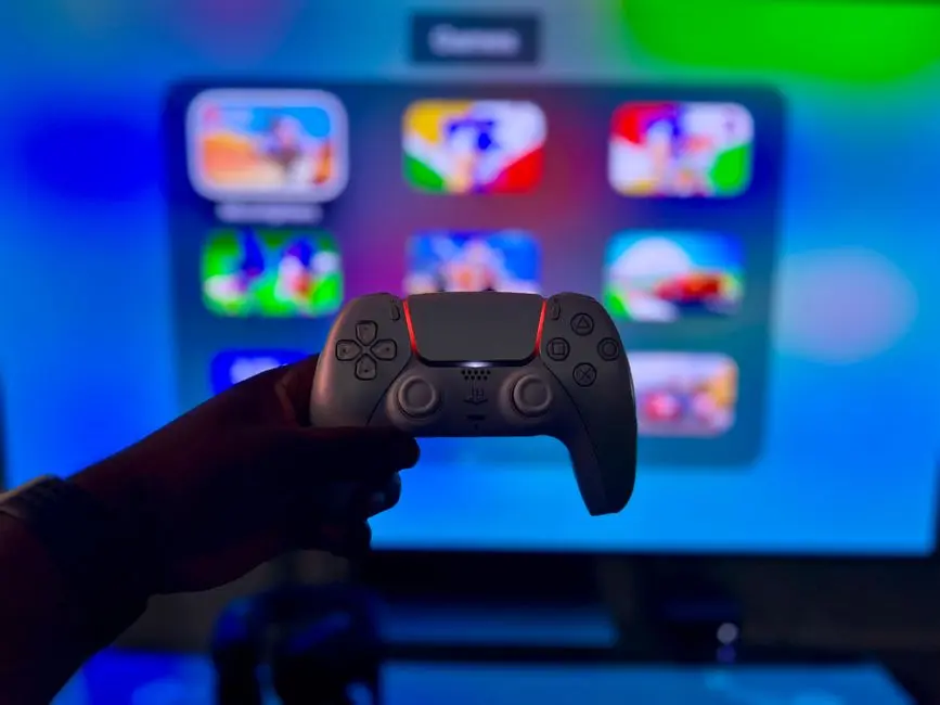 Pemula sedang mengatur kontrol game mobile
